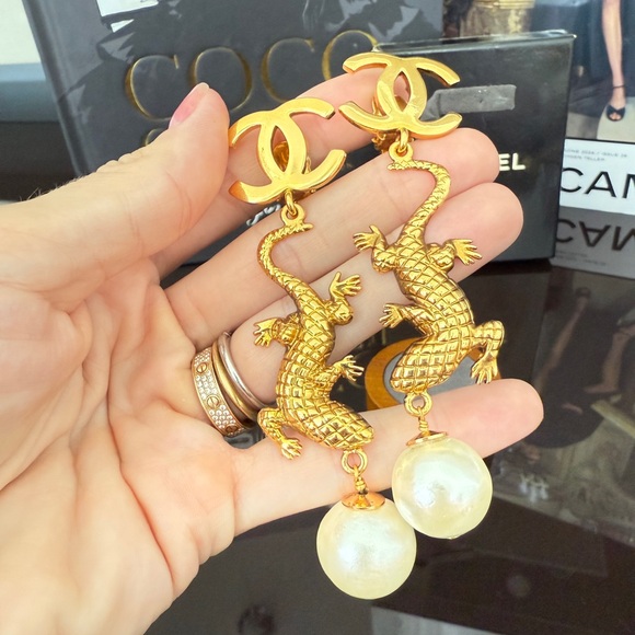 LOT 2222 RUNWAY 24K gold plated CHANEL vintage lizard Earrings with Pearls 1991 - Picture 8 of 17